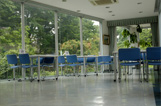 休憩室、会食用ホールとしてご利用できるガラス張りのモダンな管理棟。